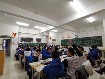 学生积极踊跃发言
