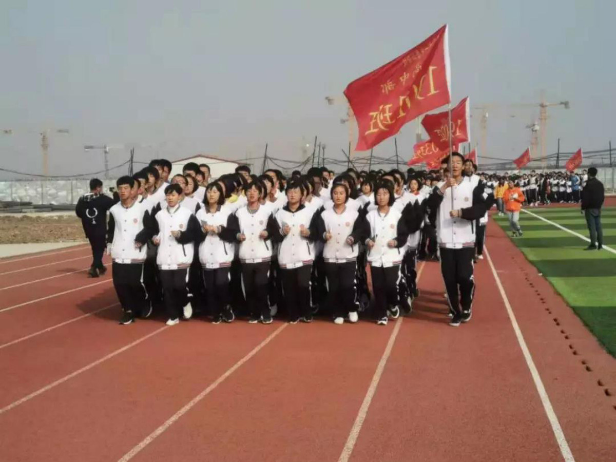 阳光跑操比赛，尽显青春风采