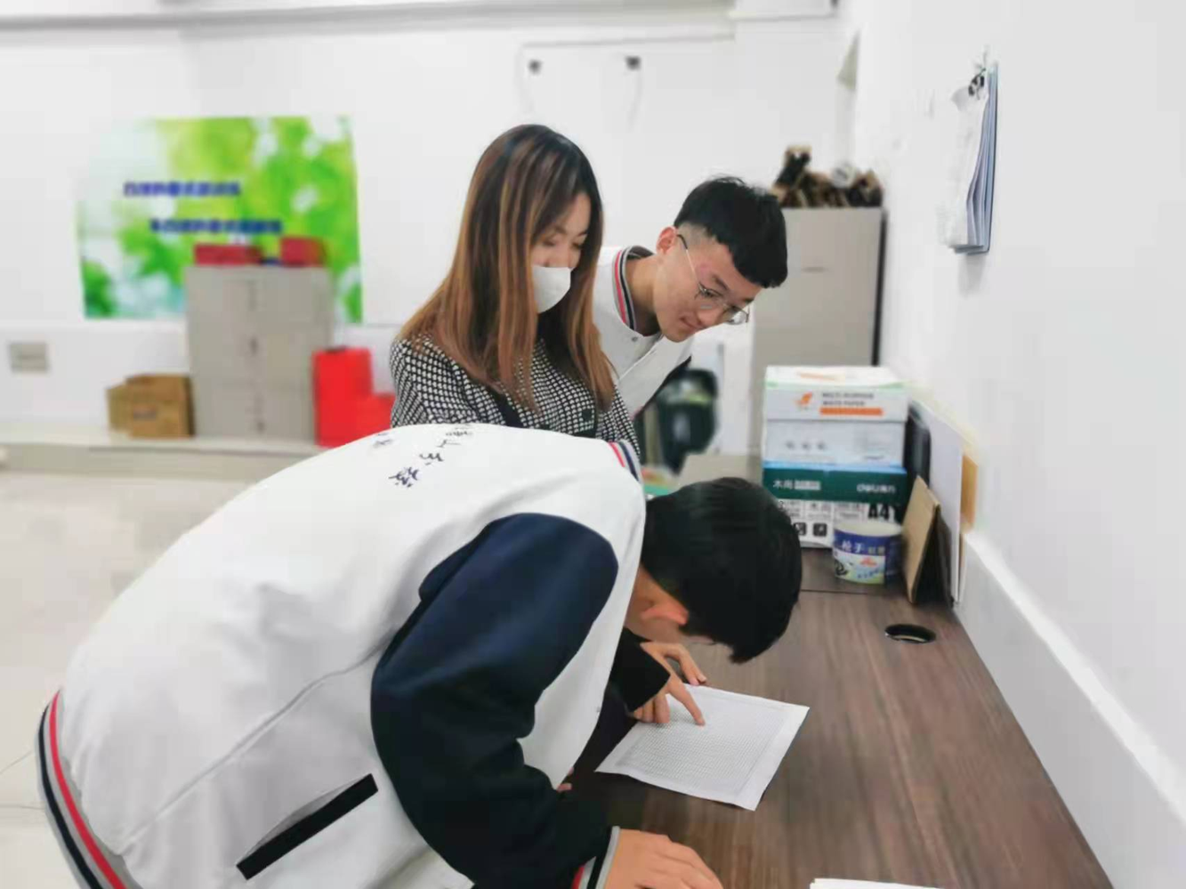 我爱我师——中恒高级中学我爱我师之高二B部化学组篇