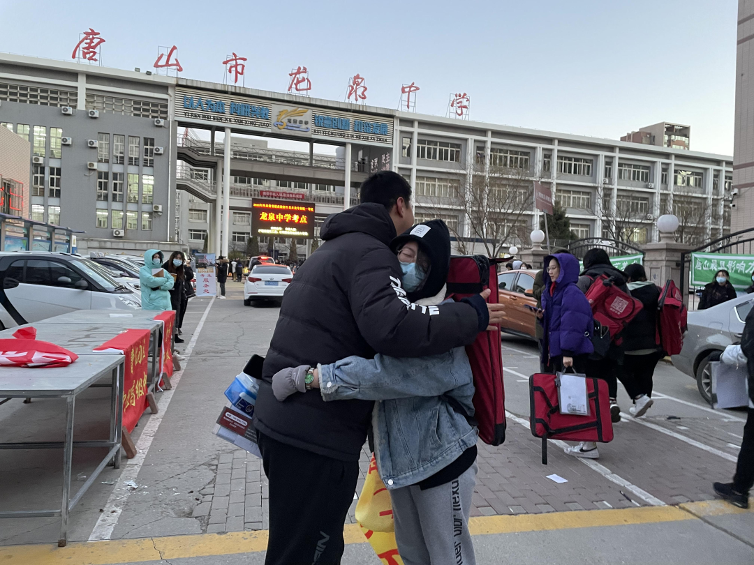 送考暖心实纪——中恒高级中学高三年级为美术生现场送祝福