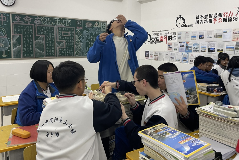 “饺”意香浓  情在中恒——记高二B班主任老师送温暖活动