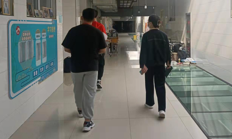 春深日暖夏将至  美化校园始于行