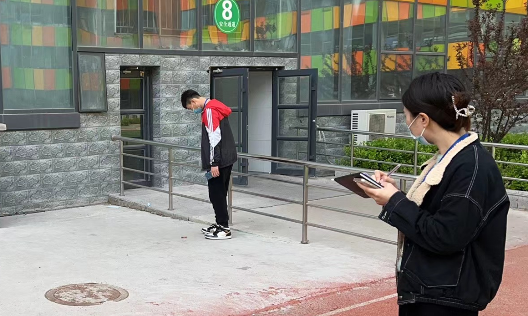 春深日暖夏将至  美化校园始于行
