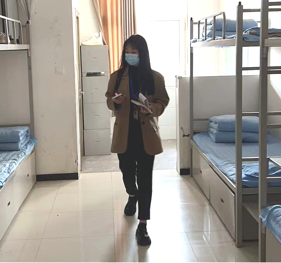 春深日暖夏将至  美化校园始于行