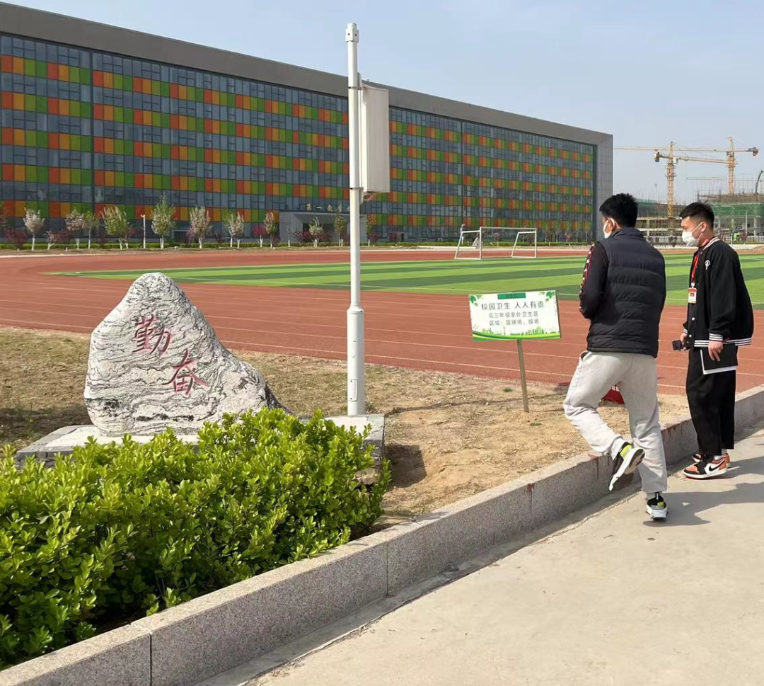 春深日暖夏将至  美化校园始于行