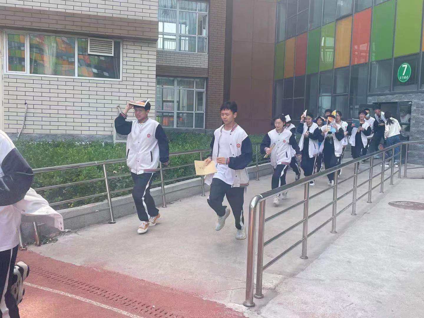 演练有方  地震不慌