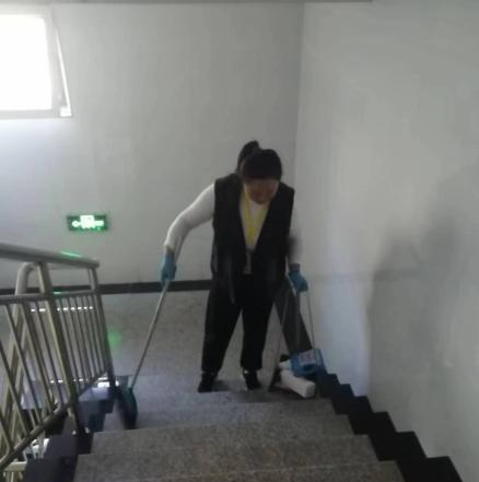 生活育人 服务育人