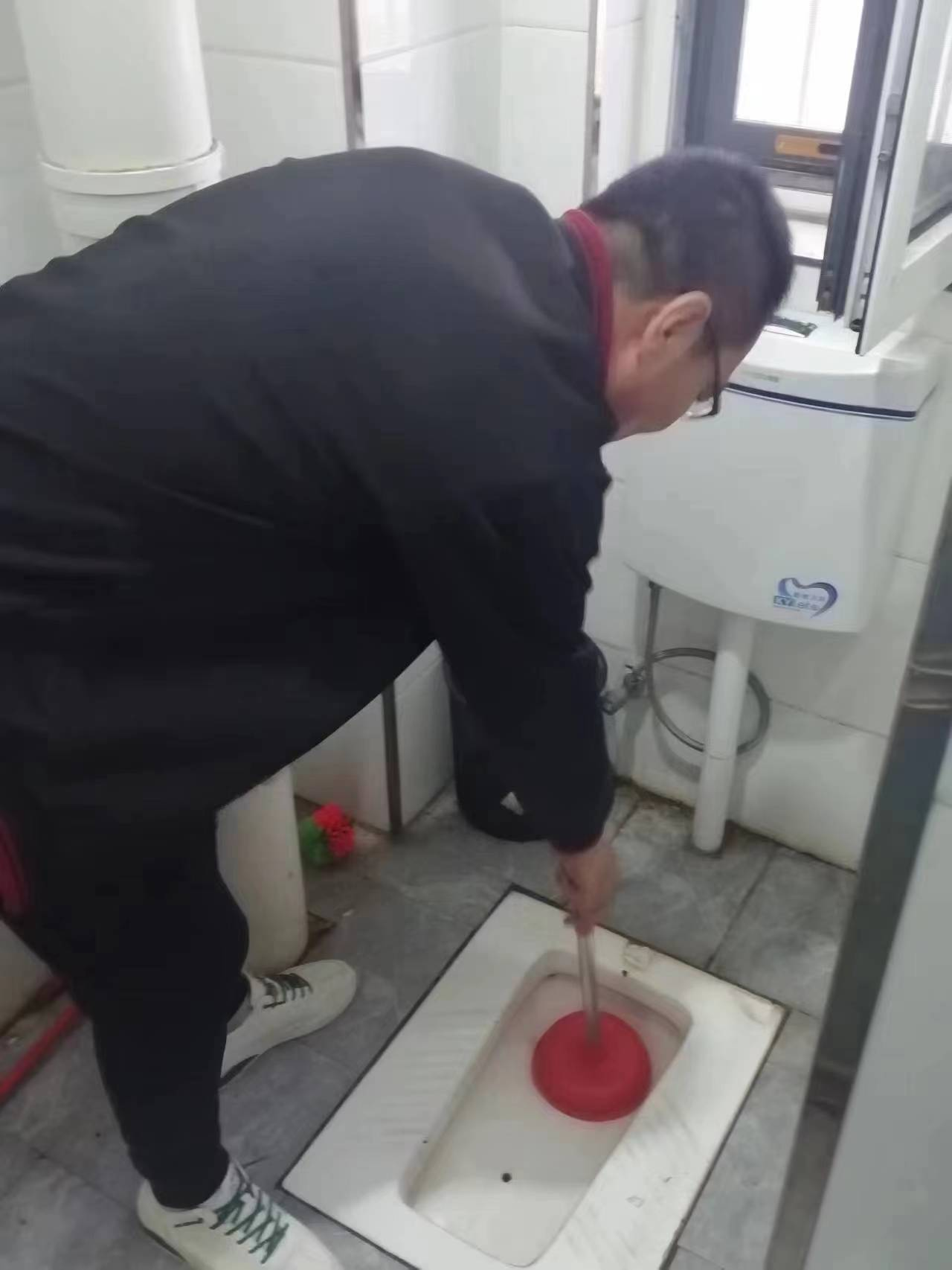 宿管情谊暖人心 学生感恩送锦旗