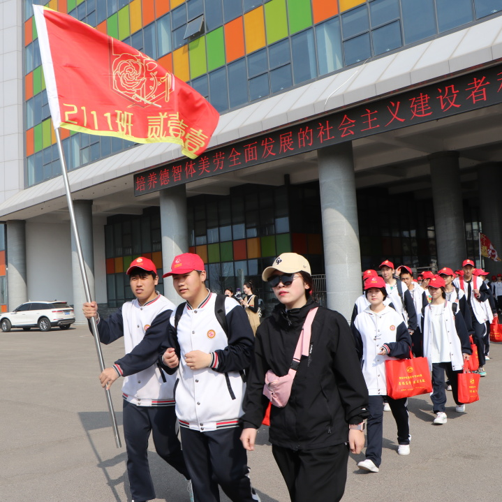 徒步励意志  历练写青春