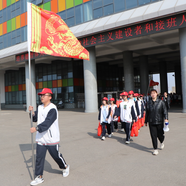 徒步励意志  历练写青春