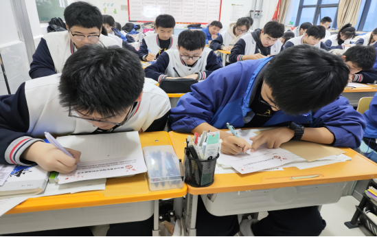 用手筑爱心，执笔撰亲情 贺阳高级中学“致家长一封信”活动