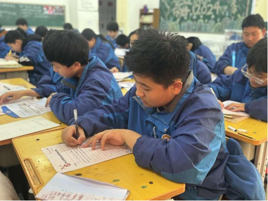 用手筑爱心，执笔撰亲情 贺阳高级中学“致家长一封信”活动