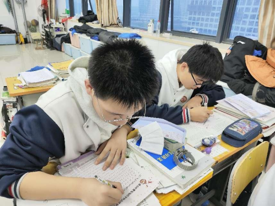 用手筑爱心，执笔撰亲情 贺阳高级中学“致家长一封信”活动