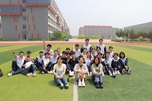 贺阳中学“零食抢夺战”上演热血师生情