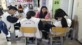 贺阳高三教师“摆摊”护航  陪你冲刺最后一程