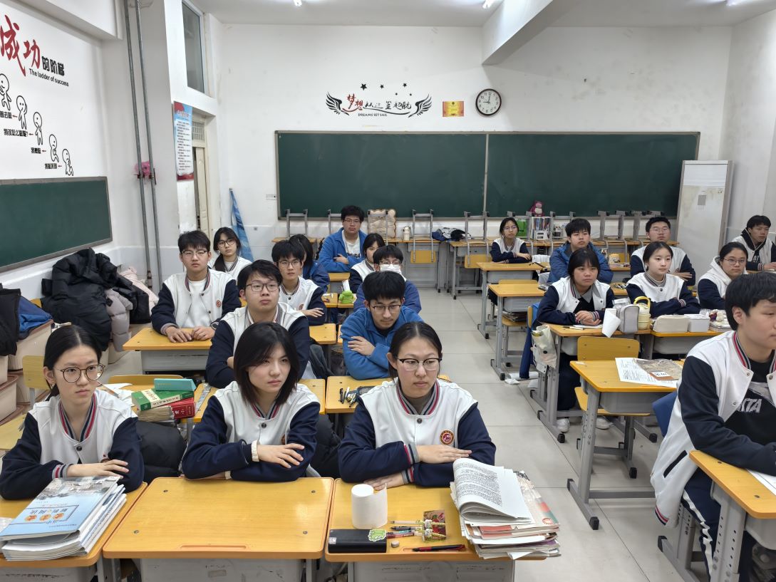 贺阳高中高二班会重磅开讲,法治护航青春路！