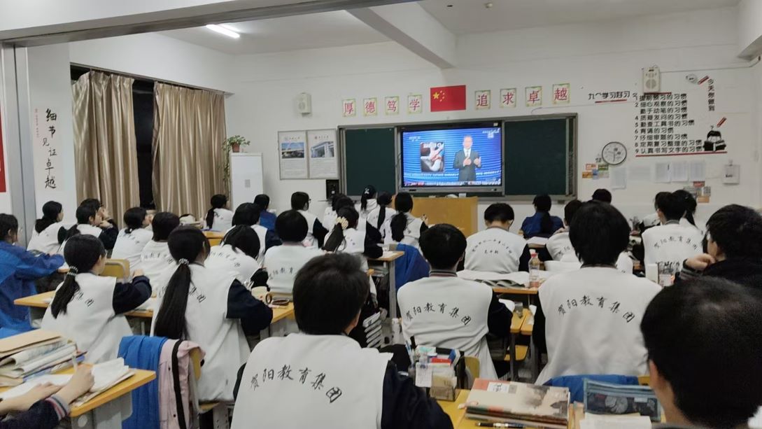 贺阳高中高二班会重磅开讲,法治护航青春路！