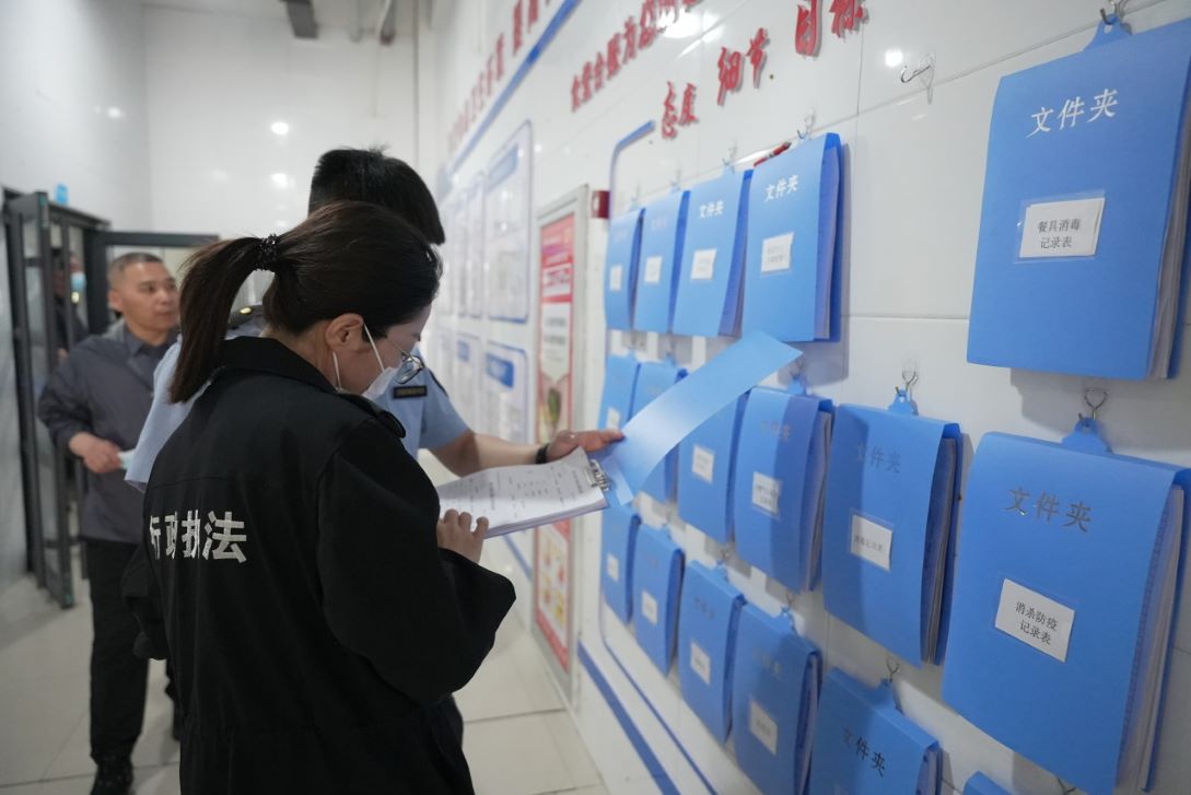 专项检查强监管 护航校园食安行